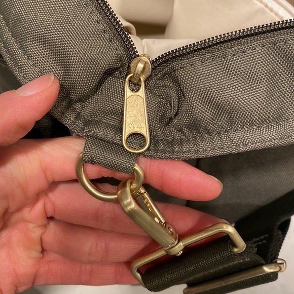 Logan and Lenora cross body. Mid size. Holds a lot. Green color. - Picture 6 of 8